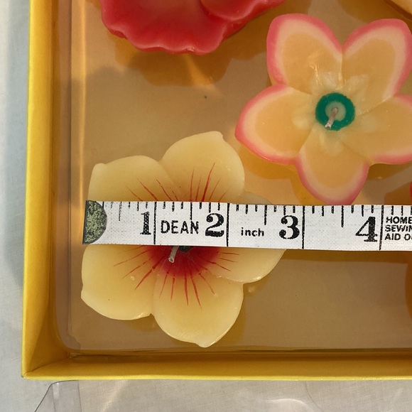 Crate&Barrel flower floating candles New in box - Picture 4 of 16